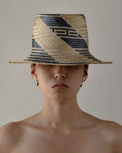 Load image into Gallery viewer, Gizza stud earrings