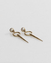 Load image into Gallery viewer, Magus pearl earrings