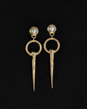 Load image into Gallery viewer, Magus pearl earrings